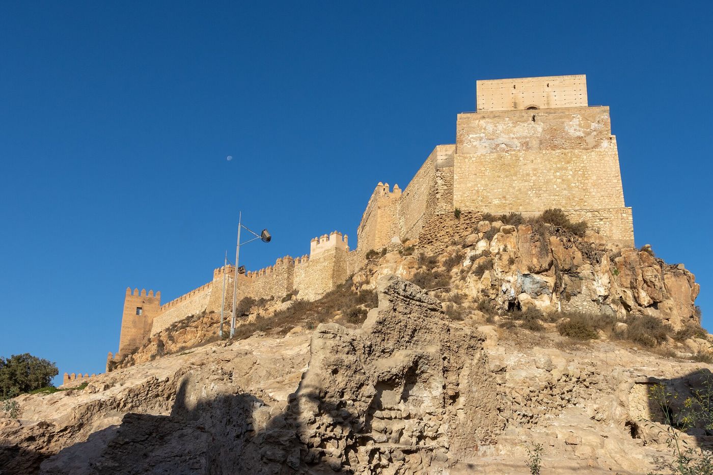 La Alcazaba de Almería sobre su cerro, con el cielo azul