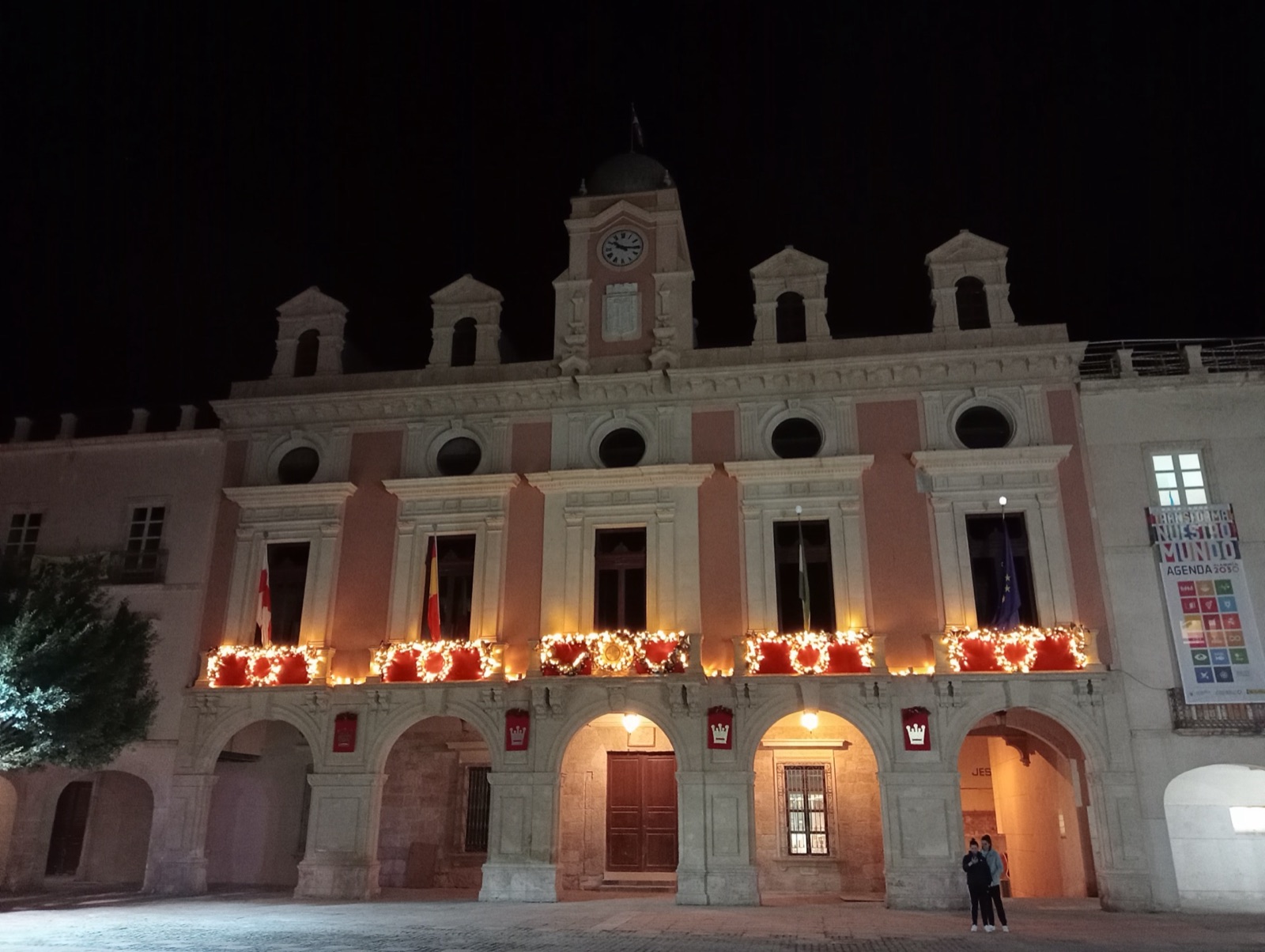 Ayuntamiento de Almería en la Plaza Vieja con decoración navideña, donde se tremola el Pendón
