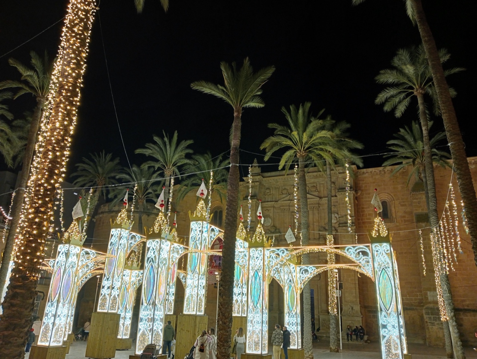 Plaza de la Catedral de Almería con la decoración navideña