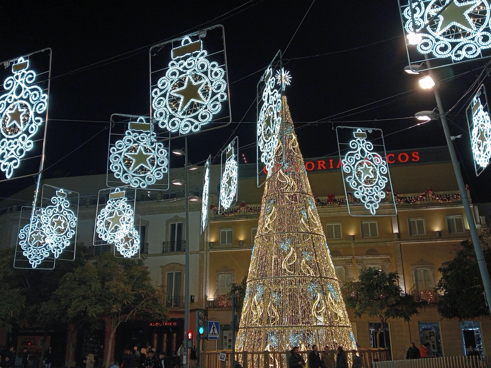 Árbol de Navidad iluminado en Puerta Purchena, Almería