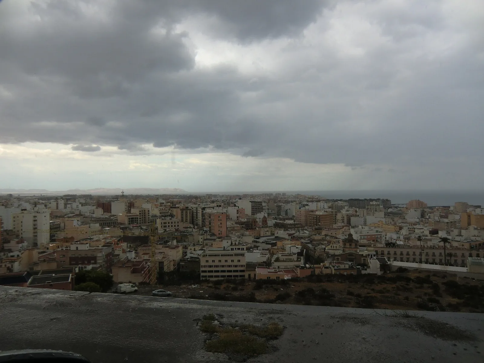 Cielo cubierto de nubes de lluvia sobre los tejados de Almería.