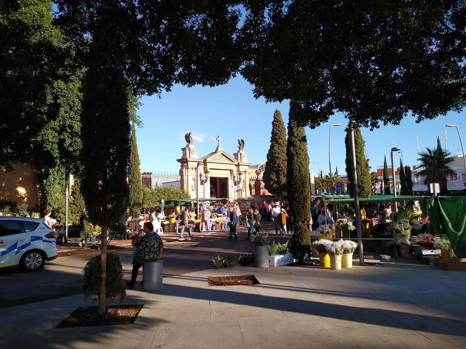 Visitantes y puestos de flores ante la entrada del cementerio de San José de Almería la mañana del día de Todos los Santos de 2019