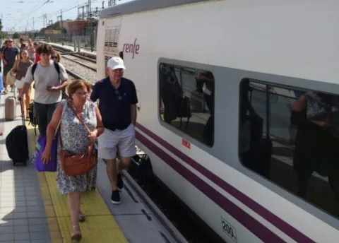 Imagen de la noticia: El Ayuntamiento pide por unanimidad recuperar el Intercity Almería-Madrid