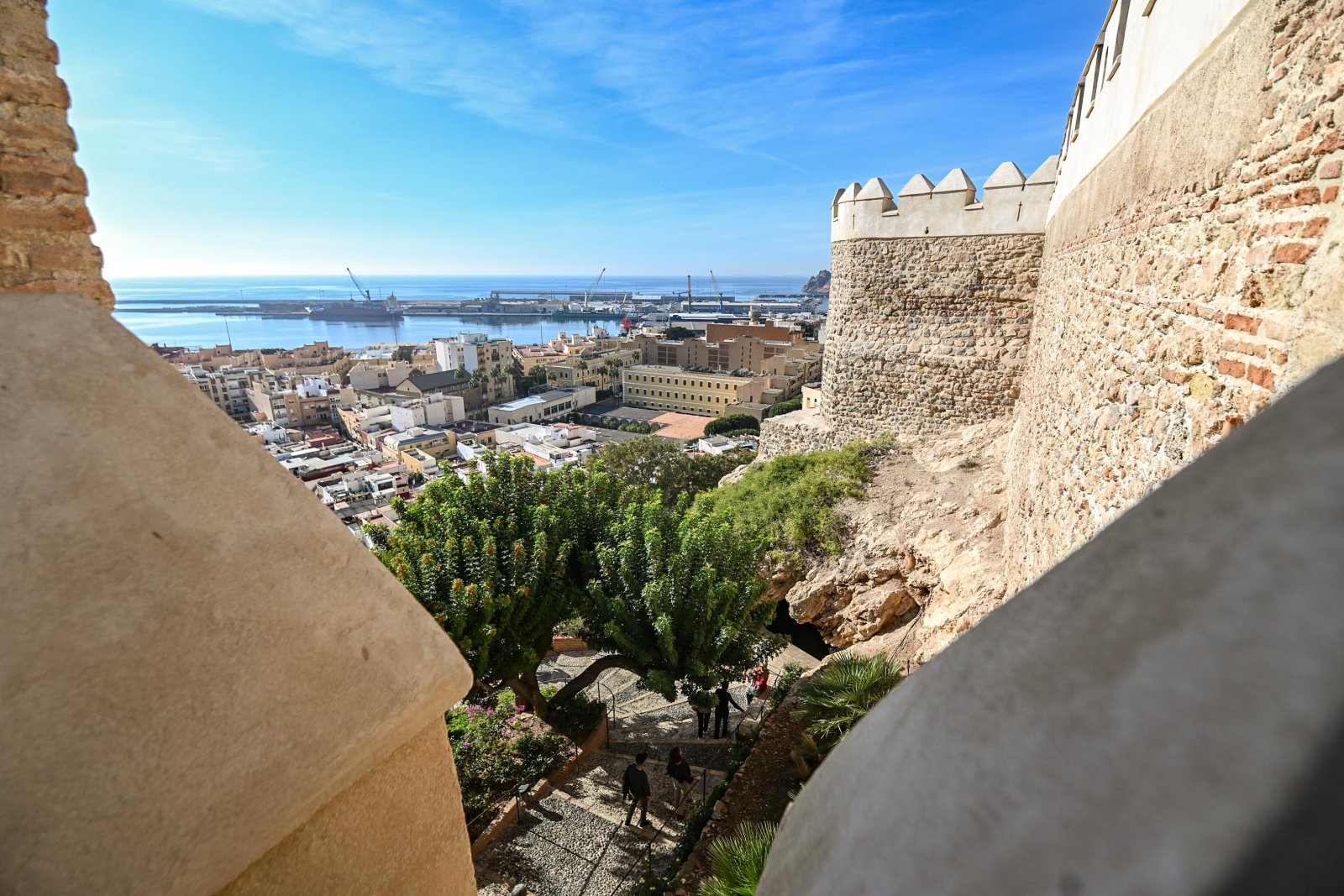 Imagen de la noticia: El Pleno de Almería aprueba cuatro normas urbanísticas, entre ellas la mayor ampliación de edificios protegidos desde 1998