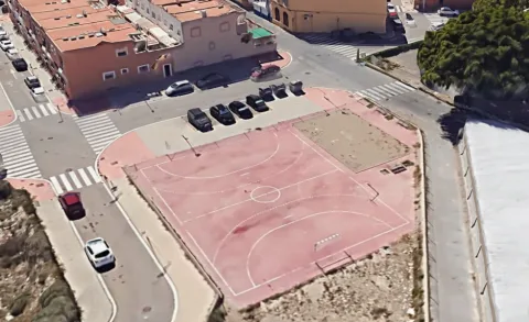 Imagen de la noticia: San Vicente recupera su pista polideportiva y la Policía Local renueva su sistema informático