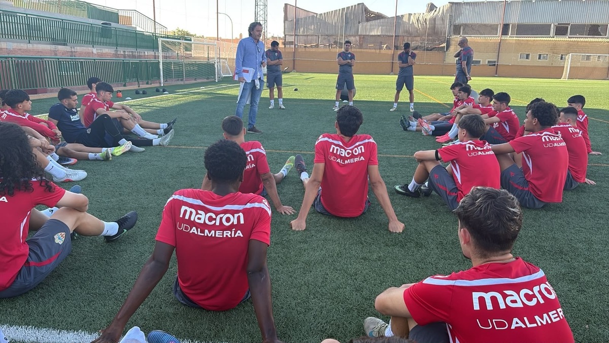 Imagen de la noticia: La Liga forma a la cantera de la UD Almería contra el amaño de partidos