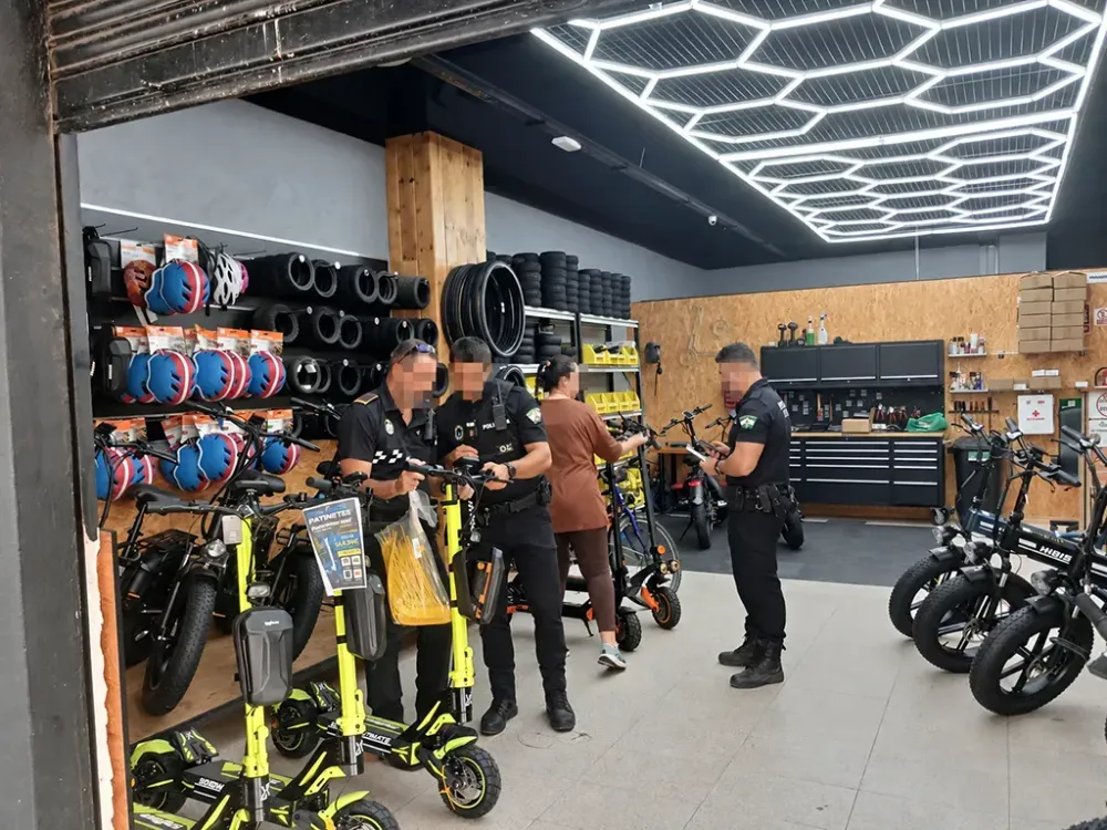 Imagen de la noticia: Níjar inmoviliza 36 patinetes eléctricos en tres tiendas de San Isidro y Campohermoso