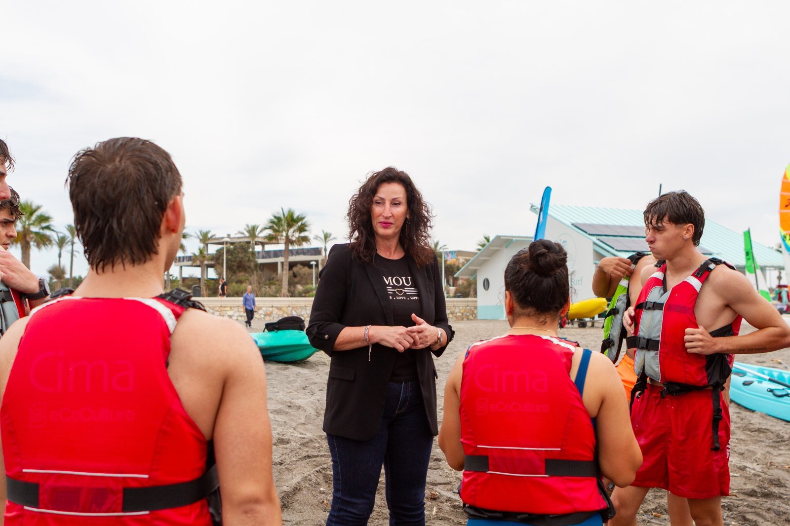 Imagen de la noticia: Almería abre una escuela de deportes náuticos en la playa urbana con programas inclusivos