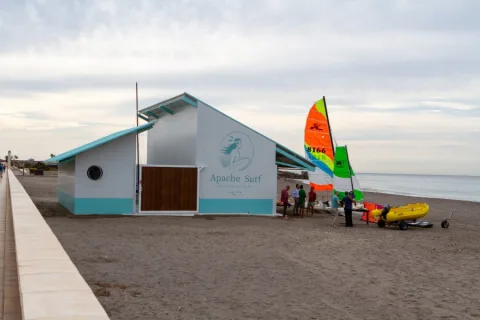 Imagen de la noticia: Almería abre una escuela de deportes náuticos en la playa urbana con programas inclusivos