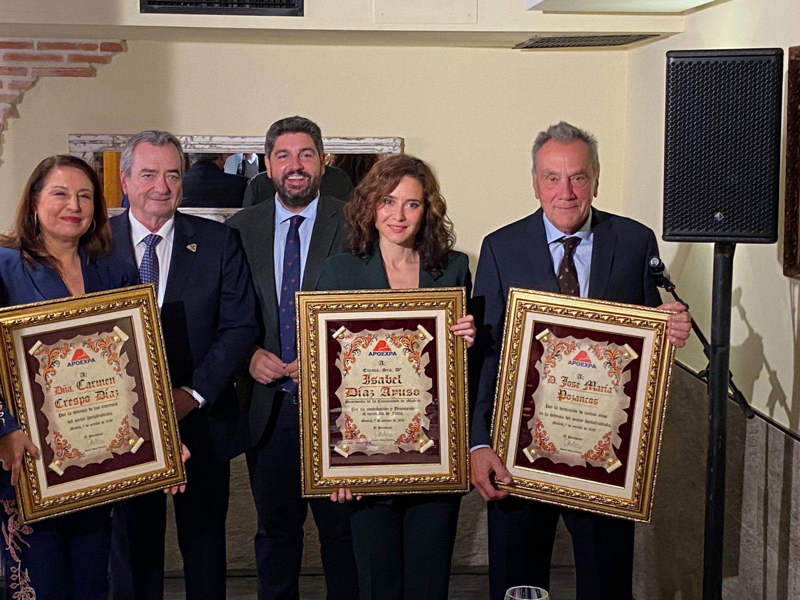 Imagen de la noticia: Carmen Crespo recibe el premio de APOEXPA por defender al sector hortofrutícola