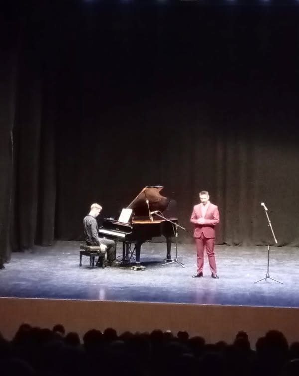 Image for the story: Tenor Enrique Parra performs at the Auditorio Ciudad de Vera with "A Journey through Opera and Lyric"