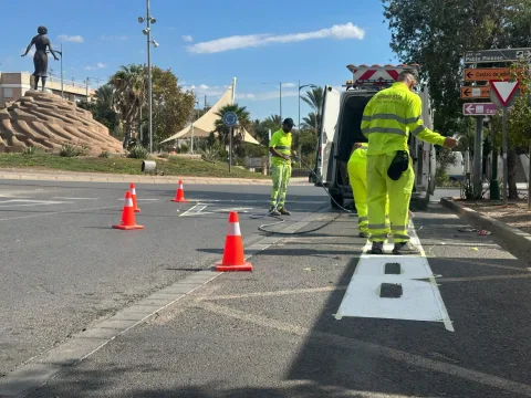 Imagen de la noticia: Vícar repinta la señalización de ocho kilómetros de la N-340 entre El Parador y El Cosario