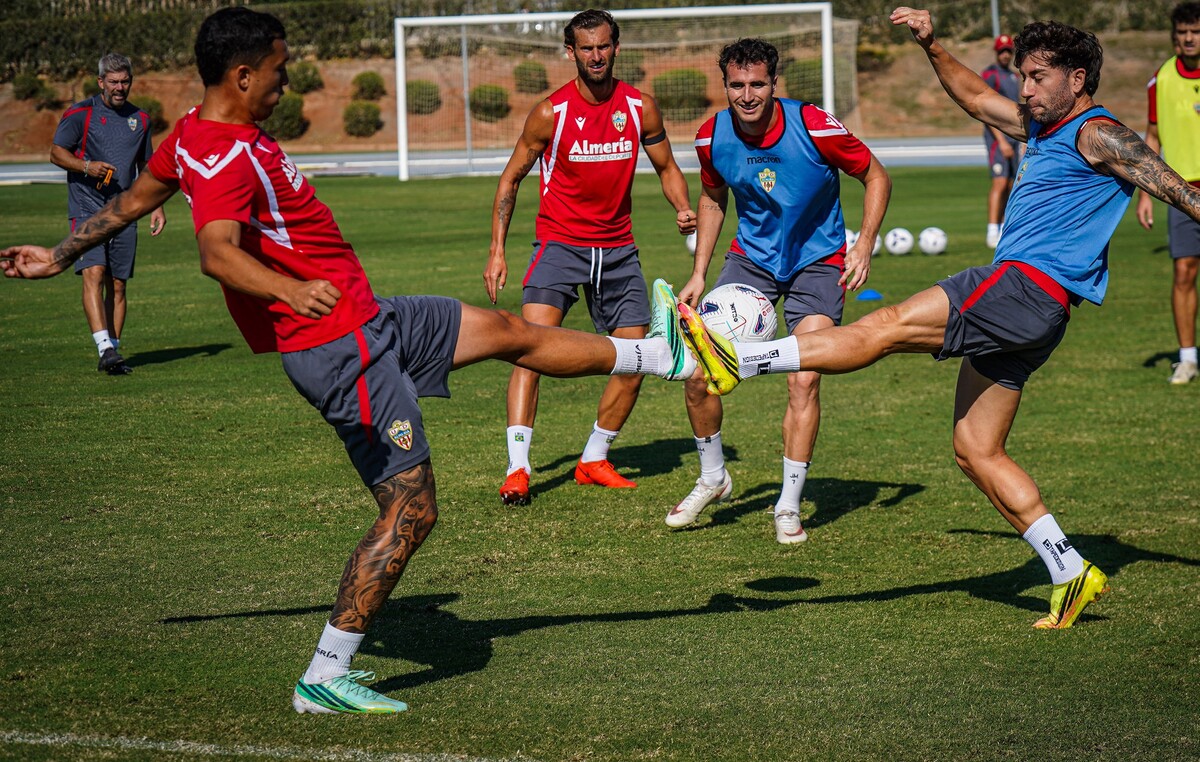 Imagen de la noticia: El Almería viaja a Zubieta con la concentración como clave ante la Real Sociedad B