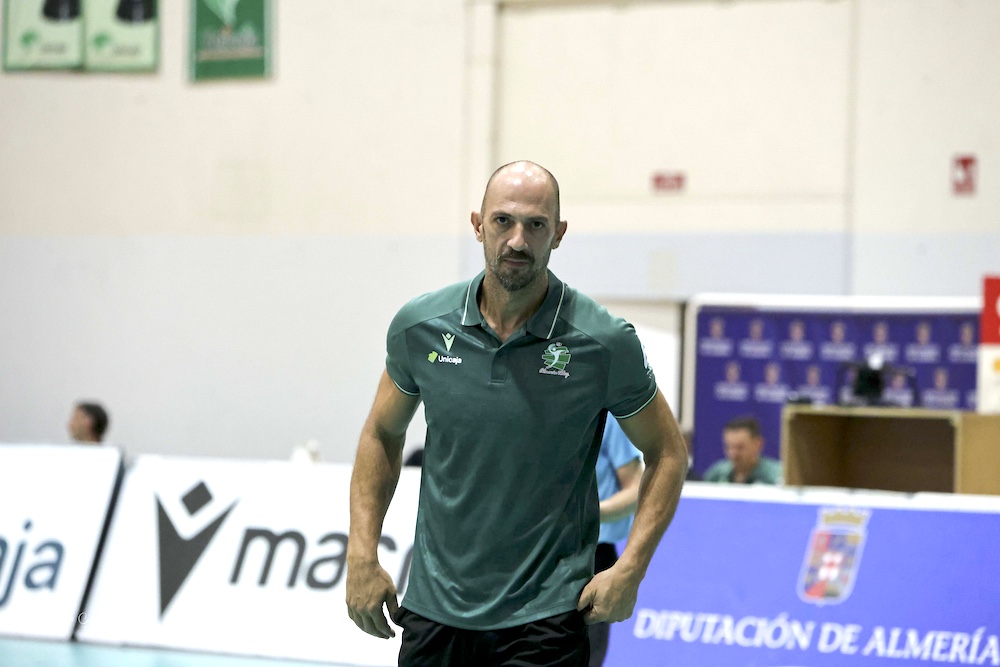 Imagen de la noticia: Israel Rodríguez pide convertir Almería en un fortín para el arranque de la Superliga