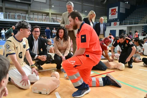 Imagen de la noticia: 3.200 jóvenes de Almería aprenden a reanimar en el Cardiomaratón del 061
