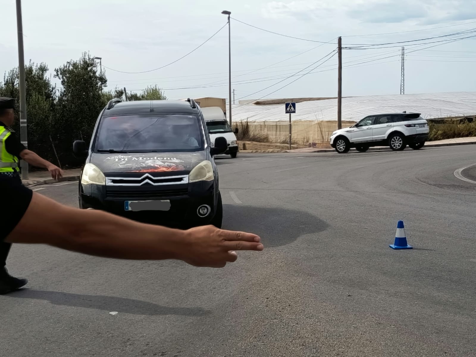 Imagen de la noticia: Vícar inspecciona 149 vehículos en la campaña de la DGT contra las distracciones al volante