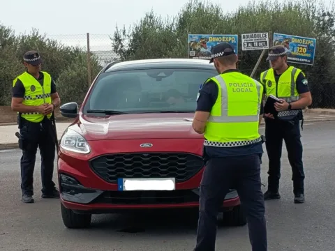 Imagen de la noticia: Vícar inspecciona 149 vehículos en la campaña de la DGT contra las distracciones al volante