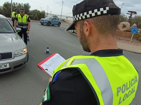 Imagen de la noticia: Vícar inspecciona 149 vehículos en la campaña de la DGT contra las distracciones al volante