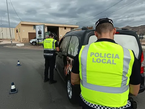 Imagen de la noticia: Vícar inspecciona 149 vehículos en la campaña de la DGT contra las distracciones al volante