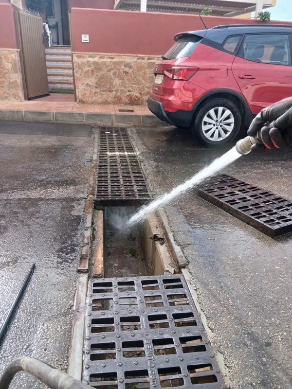 Image for the story: Vera reinforces the cleaning of storm drains ahead of the forecast of rain