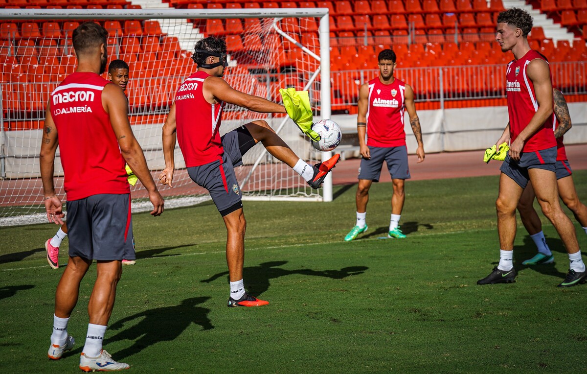 Imagen de la noticia: Álex Sola vuelve a una convocatoria del Almería para Zubieta