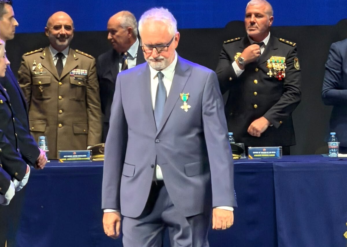 Imagen de la noticia: La Policía Nacional distingue al director de Seguridad de la UD Almería