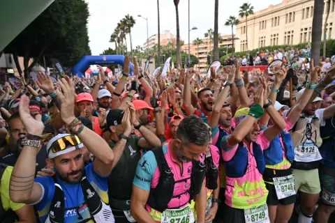 Imagen de la noticia: La Desértica reúne a 7.600 participantes en su salida desde Almería hacia Roquetas