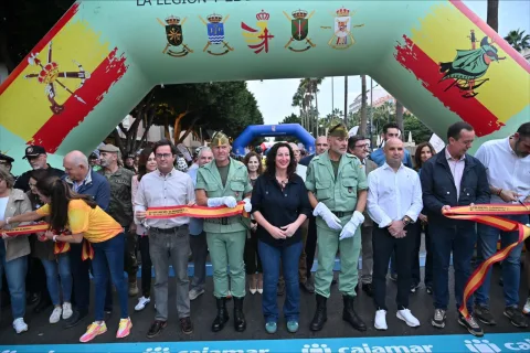 Imagen de la noticia: La Desértica reúne a 7.600 participantes en su salida desde Almería hacia Roquetas
