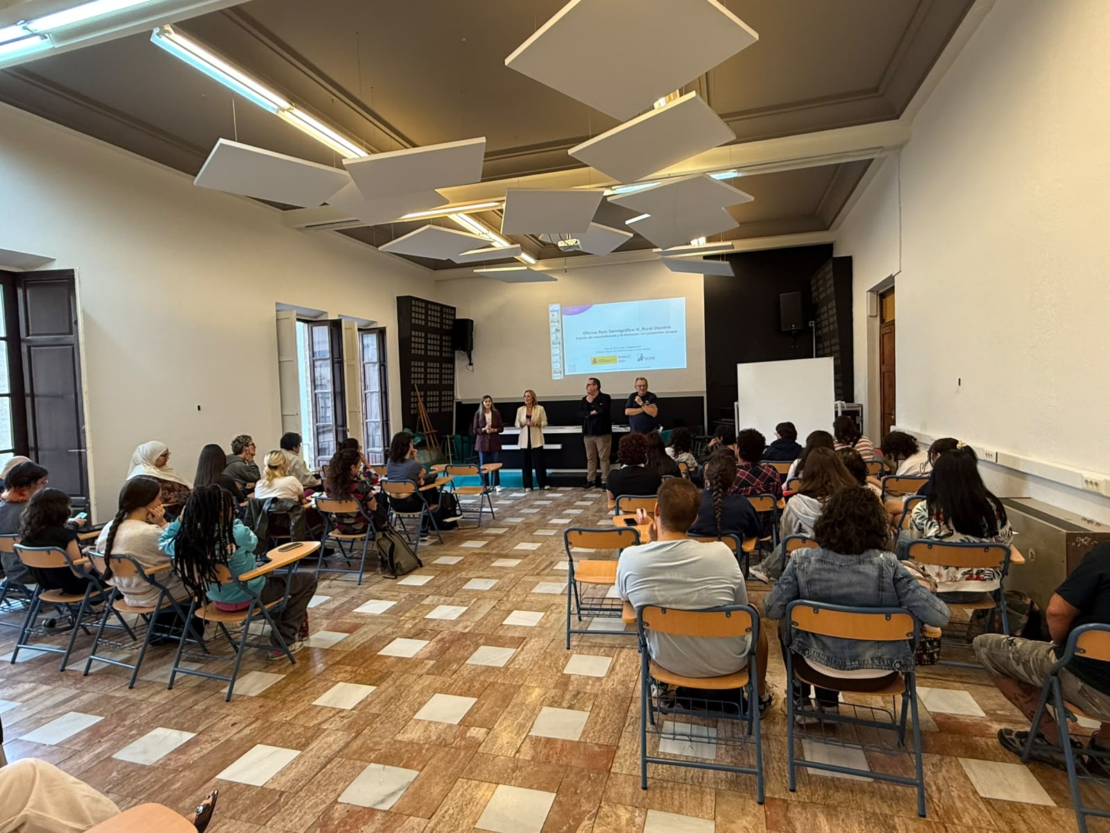 Imagen de la noticia: El ciclo de talleres Erasmus Emprendedores se cierra en la Escuela de Arte con 13 centros participantes