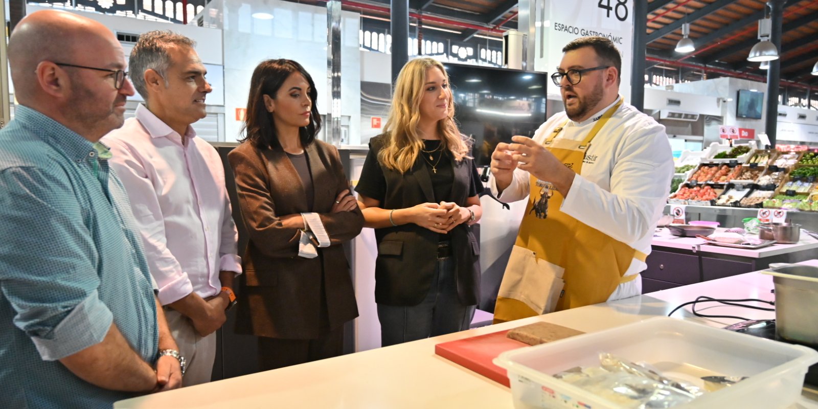 Imagen de la noticia: El chef Juan Miguel Molina muestra en el Mercado Central dos recetas con carne de toro