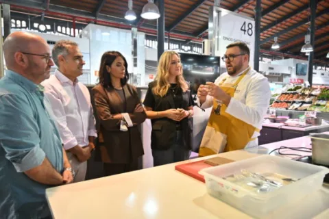 Imagen de la noticia: El chef Juan Miguel Molina muestra en el Mercado Central dos recetas con carne de toro