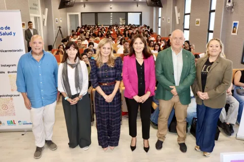 Imagen de la noticia: La UAL y la AECC acercan al alumnado sanitario la realidad del cáncer de mama