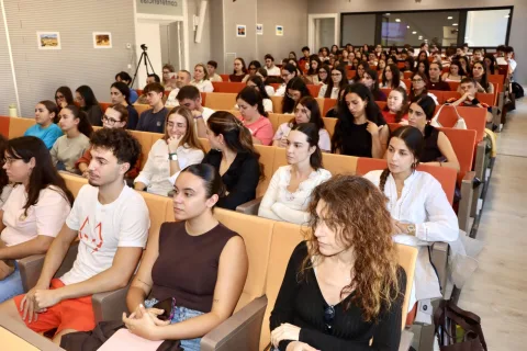 Imagen de la noticia: La UAL y la AECC acercan al alumnado sanitario la realidad del cáncer de mama