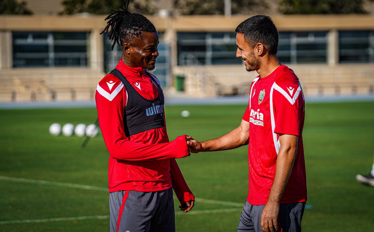 Imagen de la noticia: El Almería busca ante el Real Oviedo su octava victoria seguida y seguir líder