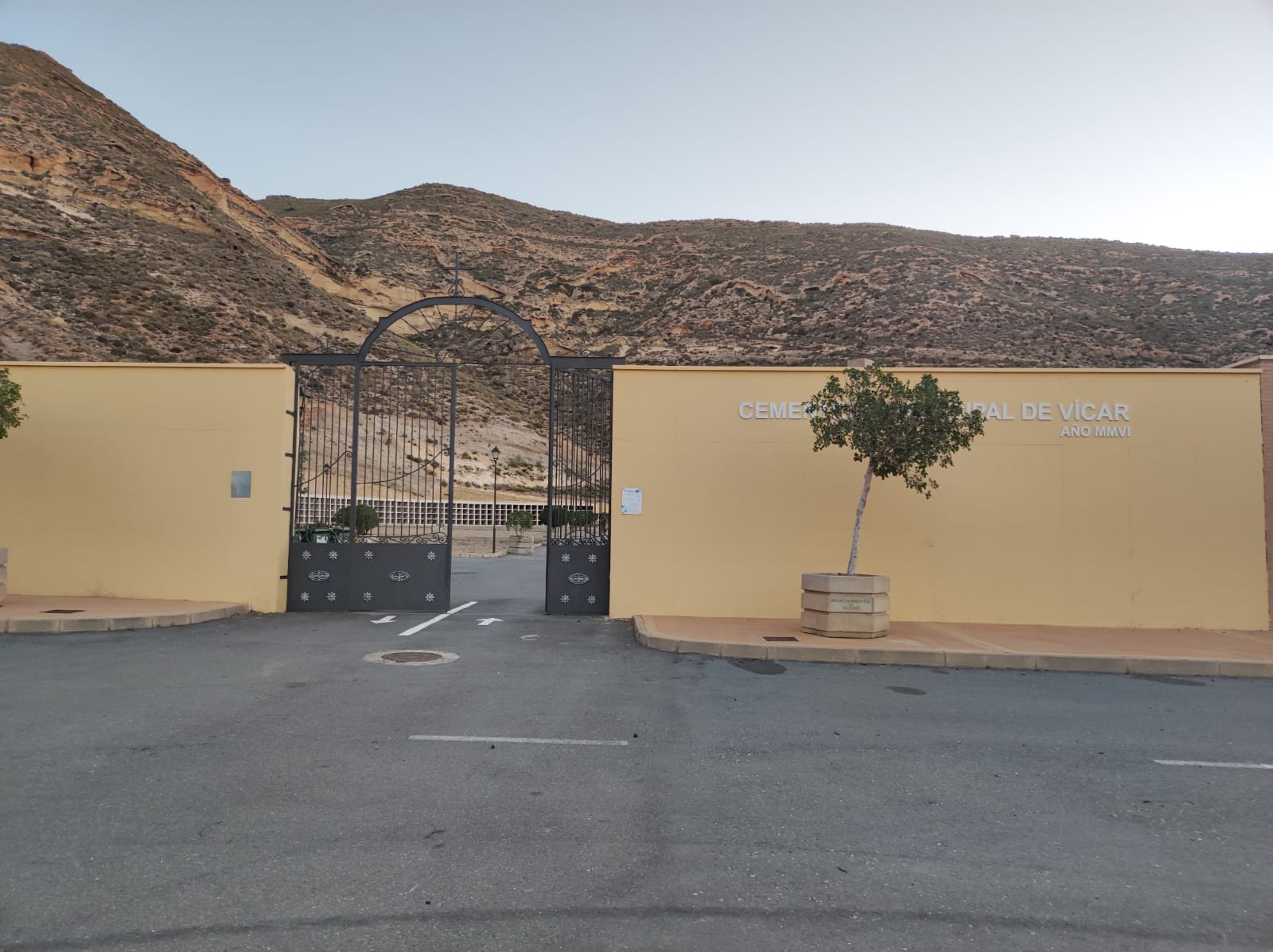 Imagen de la noticia: Vícar acondiciona sus dos cementerios y refuerza la seguridad para Todos los Santos