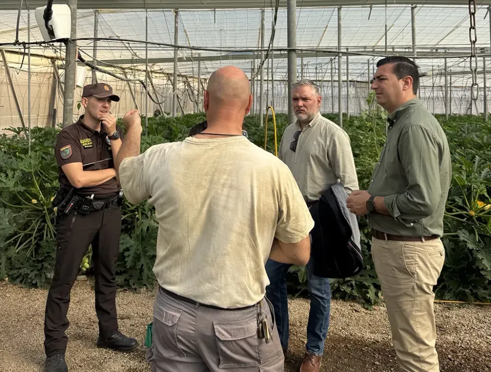 Imagen de la noticia: El alcalde de Níjar visita explotaciones agrícolas y cifra en 800 millones el peso del sector