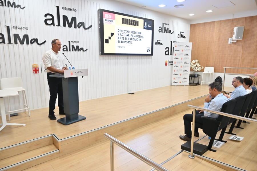 Imagen de la noticia: Almería reúne a clubes deportivos para aprender a detectar y frenar el racismo