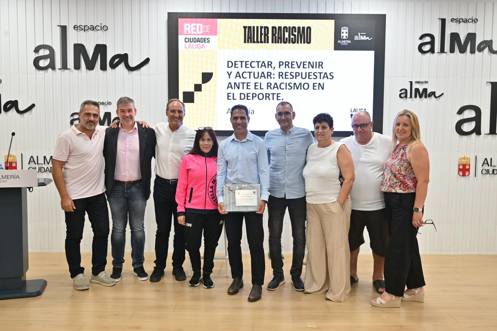 Imagen de la noticia: El Ayuntamiento de Almería entrega una placa a José Ortiz, ex capitán de la UD Almería