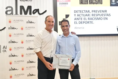 Imagen de la noticia: El Ayuntamiento de Almería entrega una placa a José Ortiz, ex capitán de la UD Almería