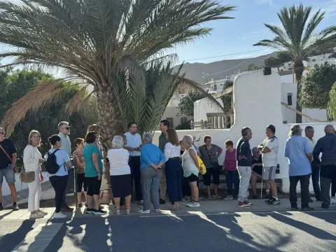 Imagen de la noticia: El Pozo de los Frailes traslada al Ayuntamiento de Níjar sus demandas en un encuentro con una treintena de vecinos