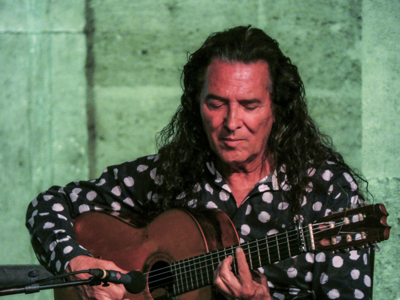 Imagen de la noticia: Tomatito recibe el premio Georgia Jazz Club en su concierto de Almerijazz