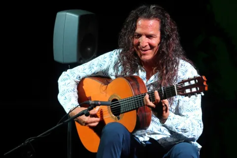 Imagen de la noticia: Tomatito recibe el premio Georgia Jazz Club en su concierto de Almerijazz