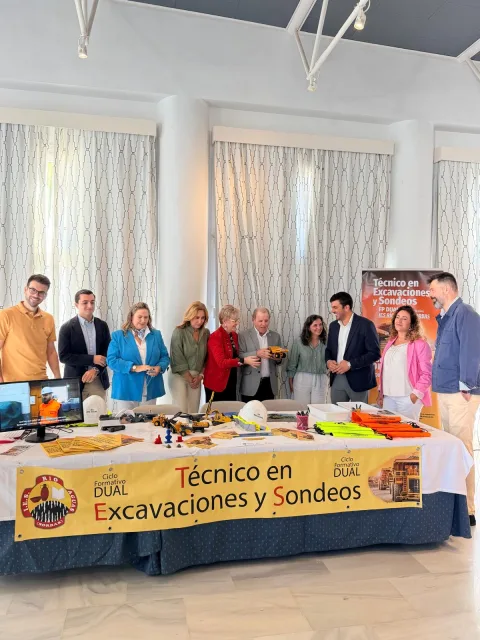 Imagen de la noticia: La Cámara de Almería conecta empresas y centros de FP en la feria de Mojácar