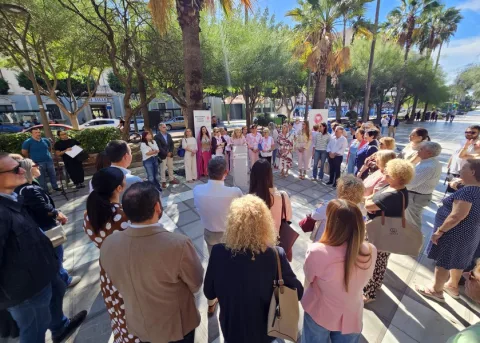 Imagen de la noticia: Almería lee el manifiesto contra el cáncer de mama arropada por Amama
