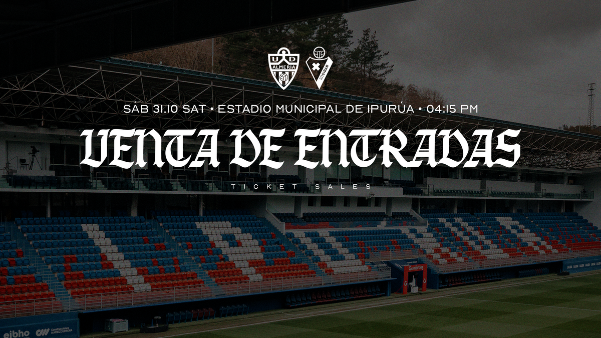 Grada de estadio con asientos azules, blancos y rojos, y un rótulo grande que dice VENTA DE ENTRADAS sobre ella.