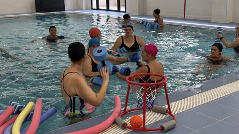 Imagen de la noticia: Treinta y cuatro personas con discapacidad mejoran su salud en el agua