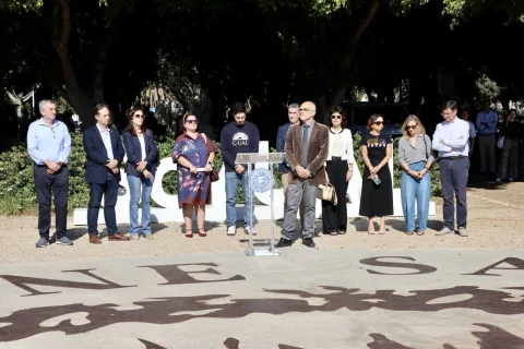 Imagen de la noticia: Medio millar de personas arropan el minuto de silencio de la UAL por Urda