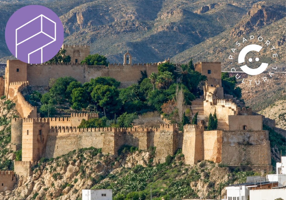 Una fortaleza de murallas almenadas y torres sobre una ladera rocosa, con árboles y montañas al fondo.